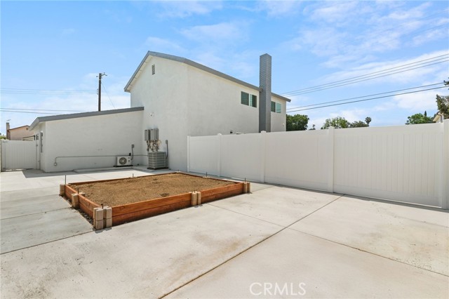 11062 Oneida Avenue, San Fernando CA: https://media.crmls.org/medias/72f678a5-1734-4ddf-8515-6cf969320183.jpg
