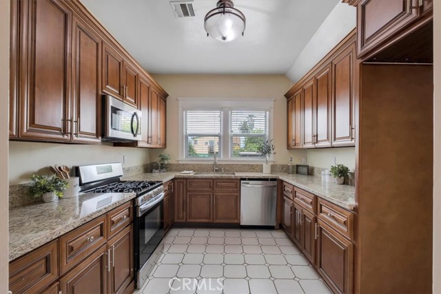 Detail Gallery Image 4 of 11 For 2913 Brighton Ave, Los Angeles,  CA 90018 - 4 Beds | 2/1 Baths