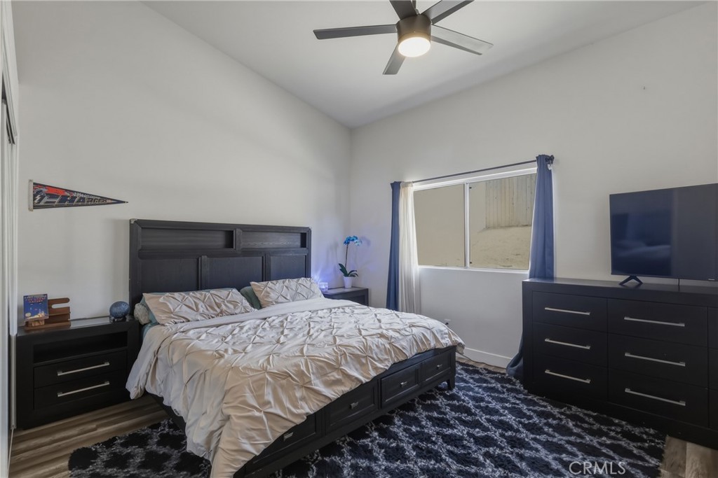 https://media.crmls.org/medias/72fd43fe-925c-4af1-ab54-eeca0c713408.jpg?preset=X-Large