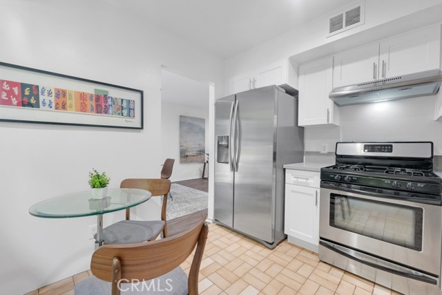 Detail Gallery Image 5 of 36 For 9047 Willis Ave #7,  Panorama City,  CA 91402 - 3 Beds | 2/1 Baths