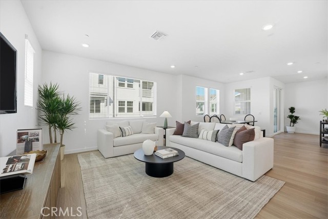 Detail Gallery Image 10 of 43 For 2392 Haley Point Drive #104,  Ventura,  CA 93003 - 3 Beds | 3/1 Baths