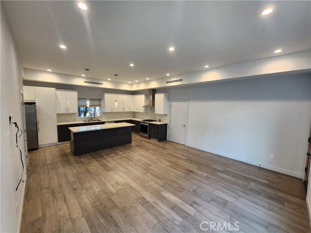 Detail Gallery Image 6 of 29 For 6848 Encino, Encino,  CA 91406 - 3 Beds | 3 Baths