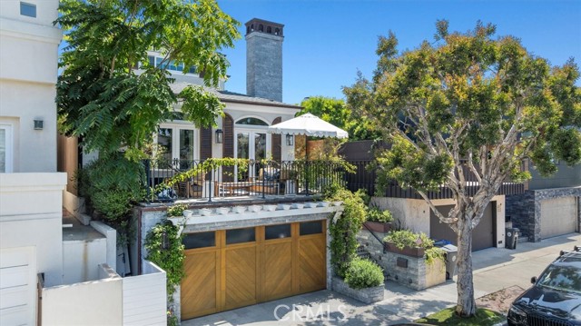 Detail Gallery Image 2 of 49 For 520 2nd St, Manhattan Beach,  CA 90266 - 4 Beds | 3 Baths