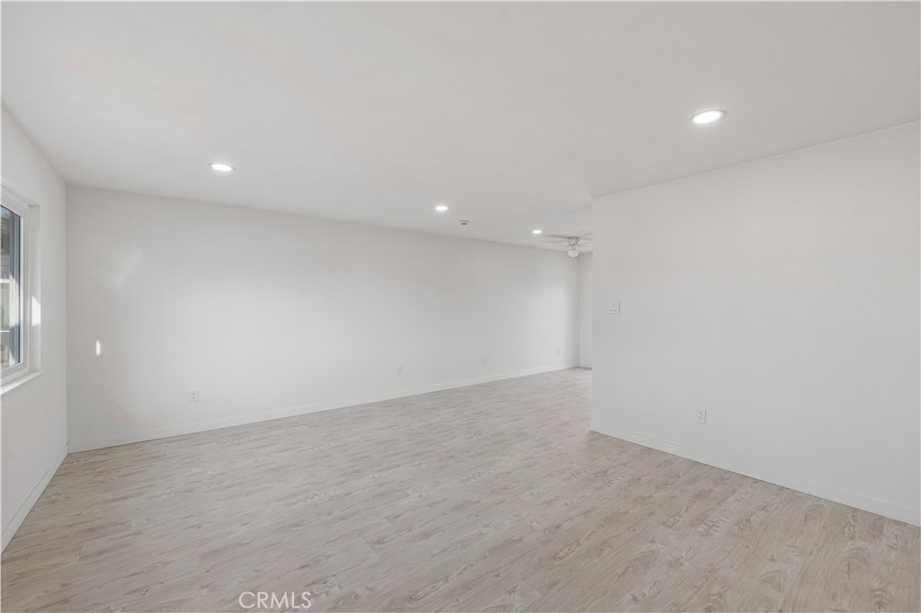 https://media.crmls.org/medias/73048e8a-05ed-4d18-bb52-15242e5f352d.jpg?preset=X-Large