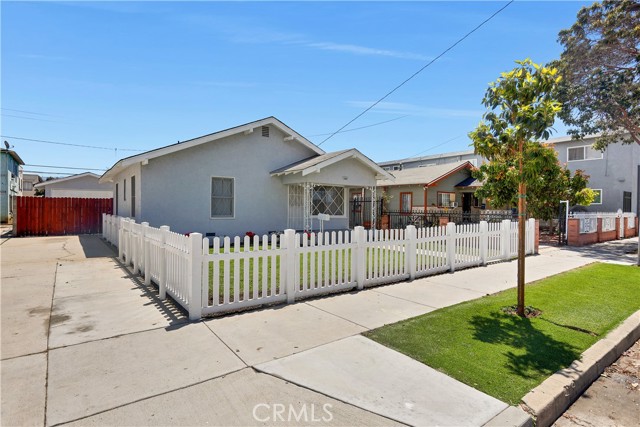 Detail Gallery Image 2 of 43 For 1446 Orange Ave, Long Beach,  CA 90813 - 2 Beds | 1 Baths