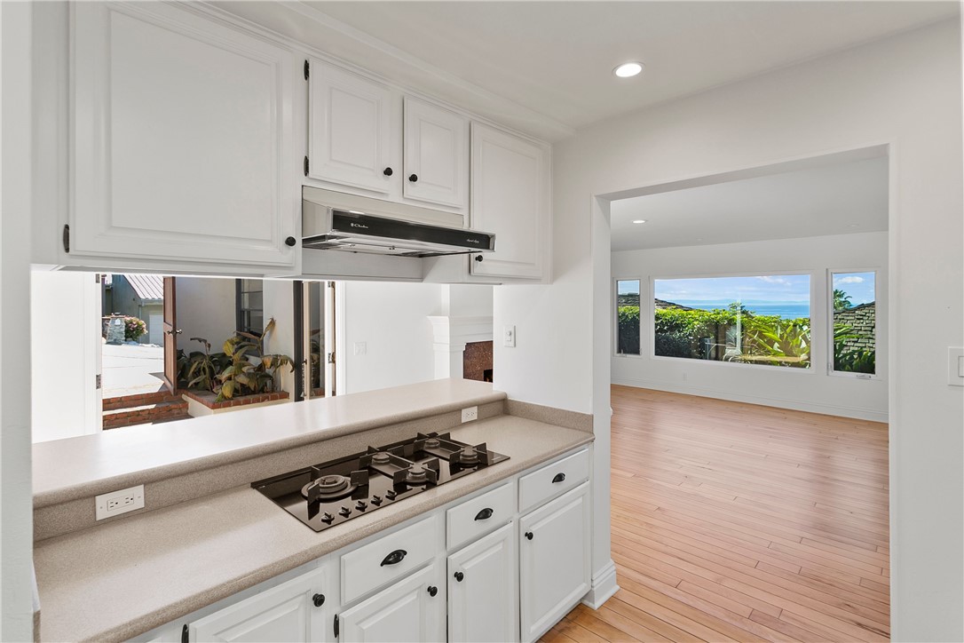 Detail Gallery Image 14 of 37 For 984 Summit Dr, Laguna Beach,  CA 92651 - 3 Beds | 2 Baths