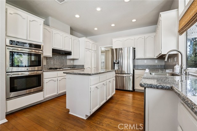 Detail Gallery Image 13 of 67 For 420 Somerset Cir, Corona,  CA 92879 - 5 Beds | 3 Baths