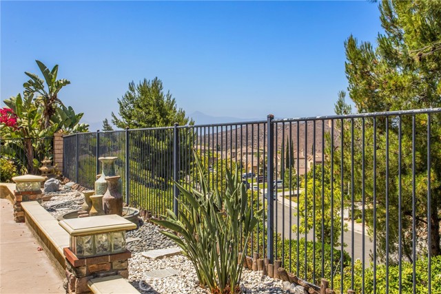 16873 Valley Spring Drive, Riverside CA: https://media.crmls.org/medias/7312ccbe-8131-42f3-b3ff-d196af29cef6.jpg