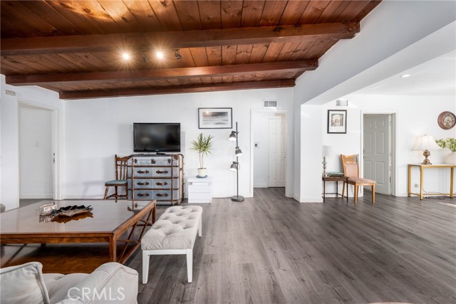 Detail Gallery Image 6 of 60 For 14027 Wyandotte St, Van Nuys,  CA 91405 - 4 Beds | 4 Baths