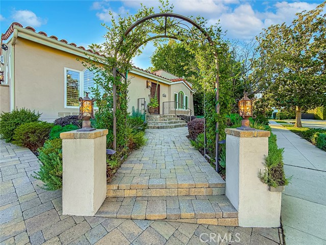 Detail Gallery Image 3 of 60 For 15452 Varden, Sherman Oaks,  CA 91403 - 4 Beds | 4 Baths