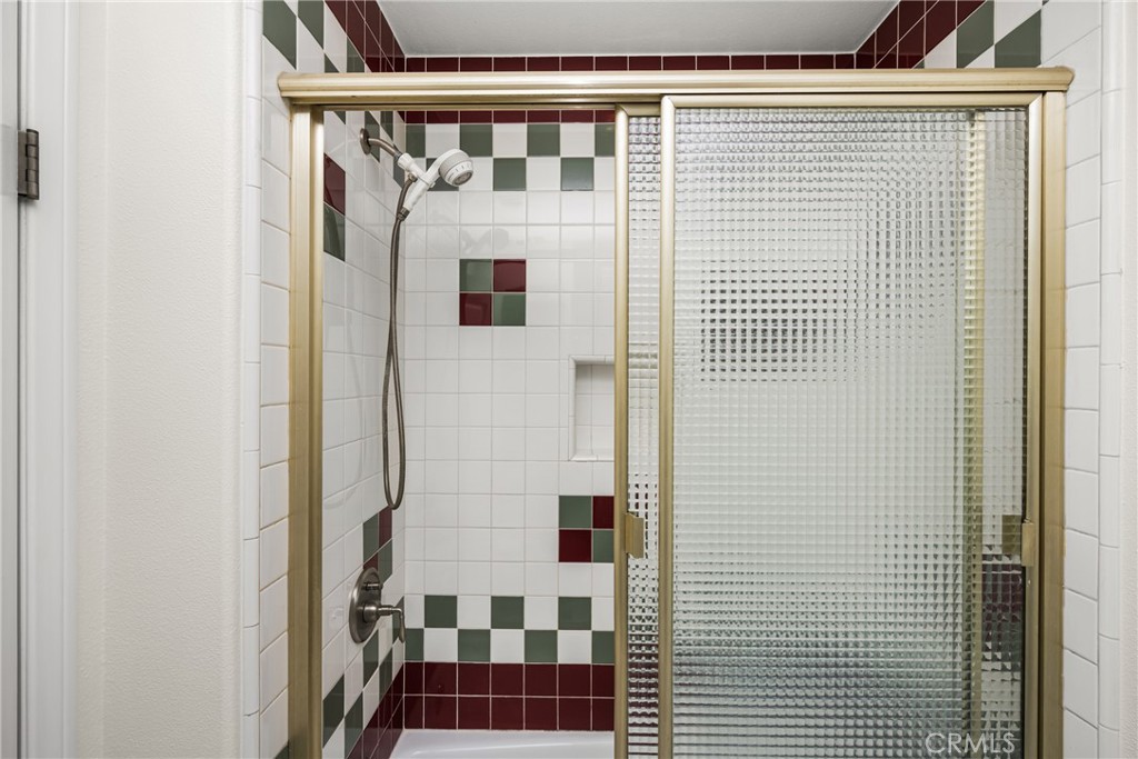 https://media.crmls.org/medias/73155719-76c4-46c5-94cb-66b554546fb6.jpg?preset=X-Large