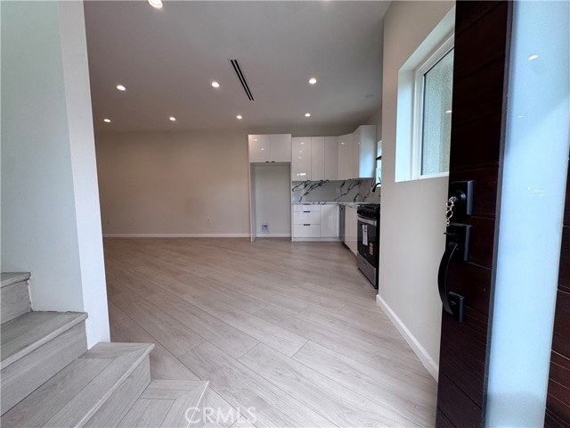 Detail Gallery Image 3 of 31 For 10787 Las Lunitas Ave, Tujunga,  CA 91042 - 2 Beds | 2 Baths