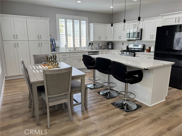 Detail Gallery Image 12 of 39 For 664 Rembrandt, Corona,  CA 92882 - 4 Beds | 3 Baths