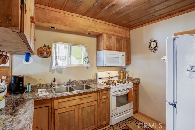 Detail Gallery Image 17 of 61 For 937 Cameron Dr, Big Bear Lake,  CA 92315 - 2 Beds | 1/1 Baths
