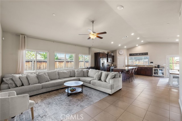 Detail Gallery Image 5 of 44 For 9500 Laurelwood Ct, Shafter,  CA 93263 - 4 Beds | 2 Baths