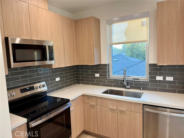 Detail Gallery Image 8 of 23 For 17816 W Bullock, Encino,  CA 91316 - 2 Beds | 2 Baths