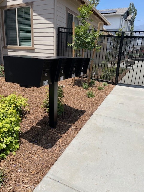 615 E Walnut Avenue, Monrovia CA: https://media.crmls.org/medias/731e9e21-19b3-47e1-8e13-49dbf8817db3.jpg