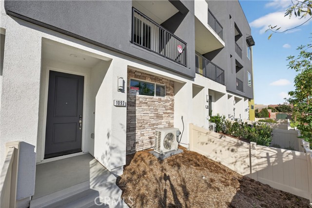 Detail Gallery Image 3 of 39 For 1093 N Harbor Bld, Anaheim,  CA 92801 - 3 Beds | 3 Baths