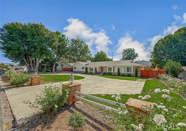 843 Encino Vista Drive, Thousand Oaks CA: https://media.crmls.org/medias/73203cdb-a4aa-42f5-81e2-280ab39c1093.jpg