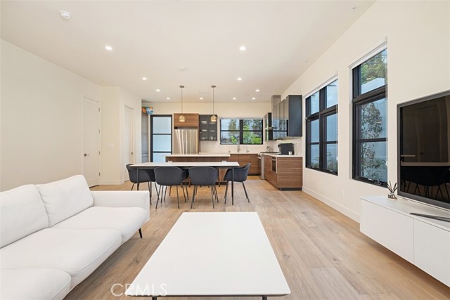 Detail Gallery Image 8 of 33 For 822 S Plymouth #4,  Los Angeles,  CA 90005 - 4 Beds | 3/1 Baths