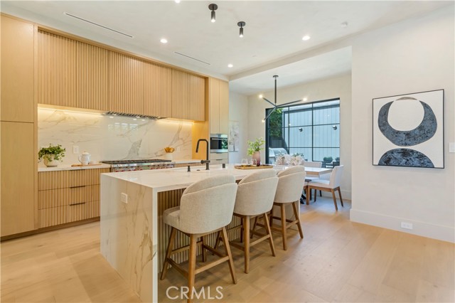 4239 Rhodes Avenue, Studio City CA: https://media.crmls.org/medias/73248a76-efb8-4a04-9a53-bc792ae0083d.jpg
