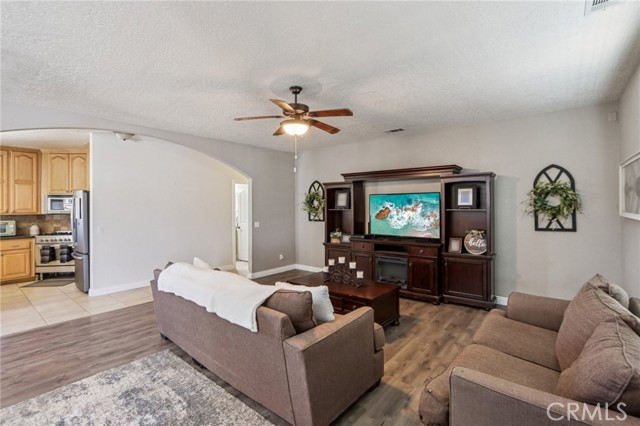 8294 Aster Road, Oak Hills CA: https://media.crmls.org/medias/73266b7b-776a-4ae0-aab3-503b900ccbbb.jpg