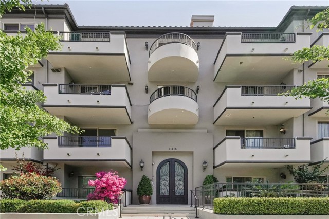 Detail Gallery Image 1 of 23 For 11218 Camarillo St #305,  Toluca Lake,  CA 91602 - 3 Beds | 3 Baths