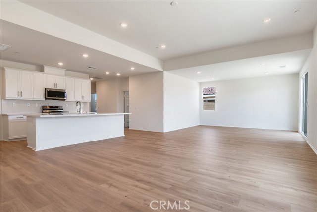 Detail Gallery Image 4 of 24 For 13739 Mesa View, Victorville,  CA 92392 - 4 Beds | 2 Baths