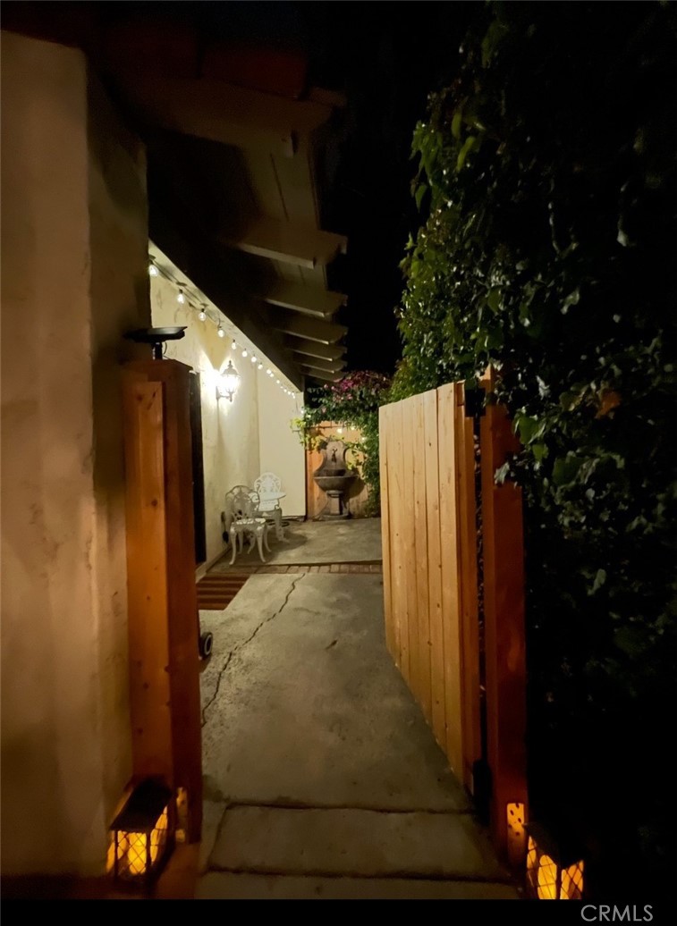https://media.crmls.org/medias/732d4088-692e-4236-a8b5-0330fb641f8b.jpg?preset=X-Large