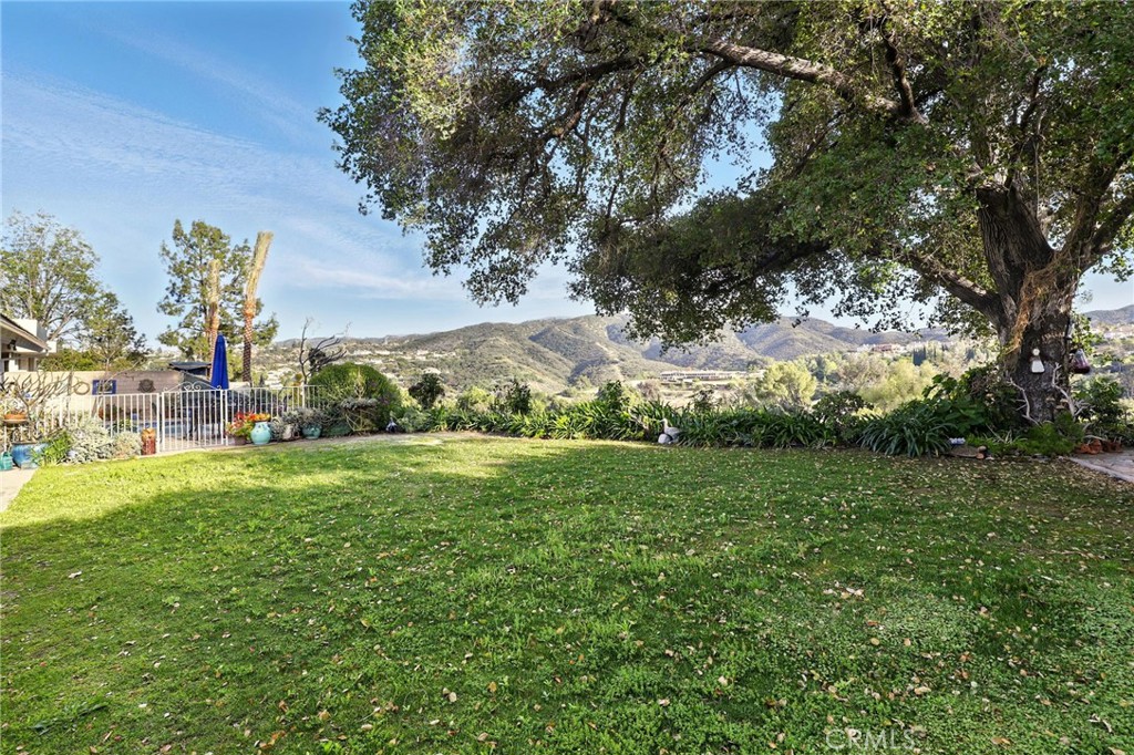 https://media.crmls.org/medias/73308df3-6ffa-43ee-9550-93ab3681bcde.jpg?preset=X-Large