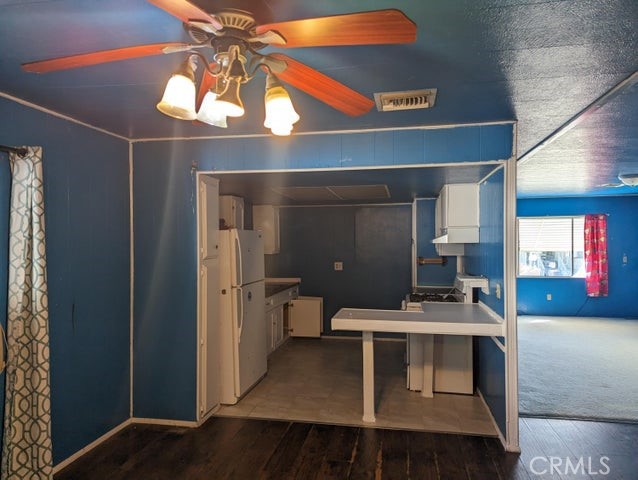 Detail Gallery Image 5 of 43 For 43850 20th St #231,  Lancaster,  CA 93535 - 4 Beds | 2/1 Baths