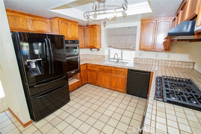 Kitchen: Refrigerator, Oven, Microwave, Dishwasher, Stove top w/hood