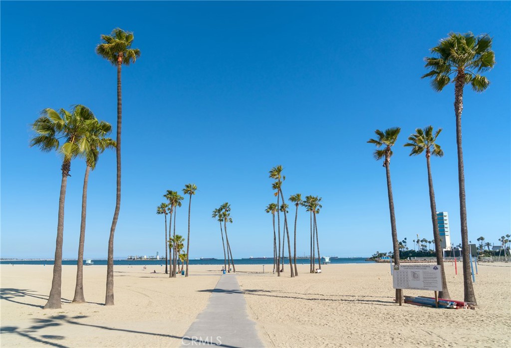 https://media.crmls.org/medias/733bd9d9-9eea-4282-b190-46d3b969bf32.jpg?preset=X-Large