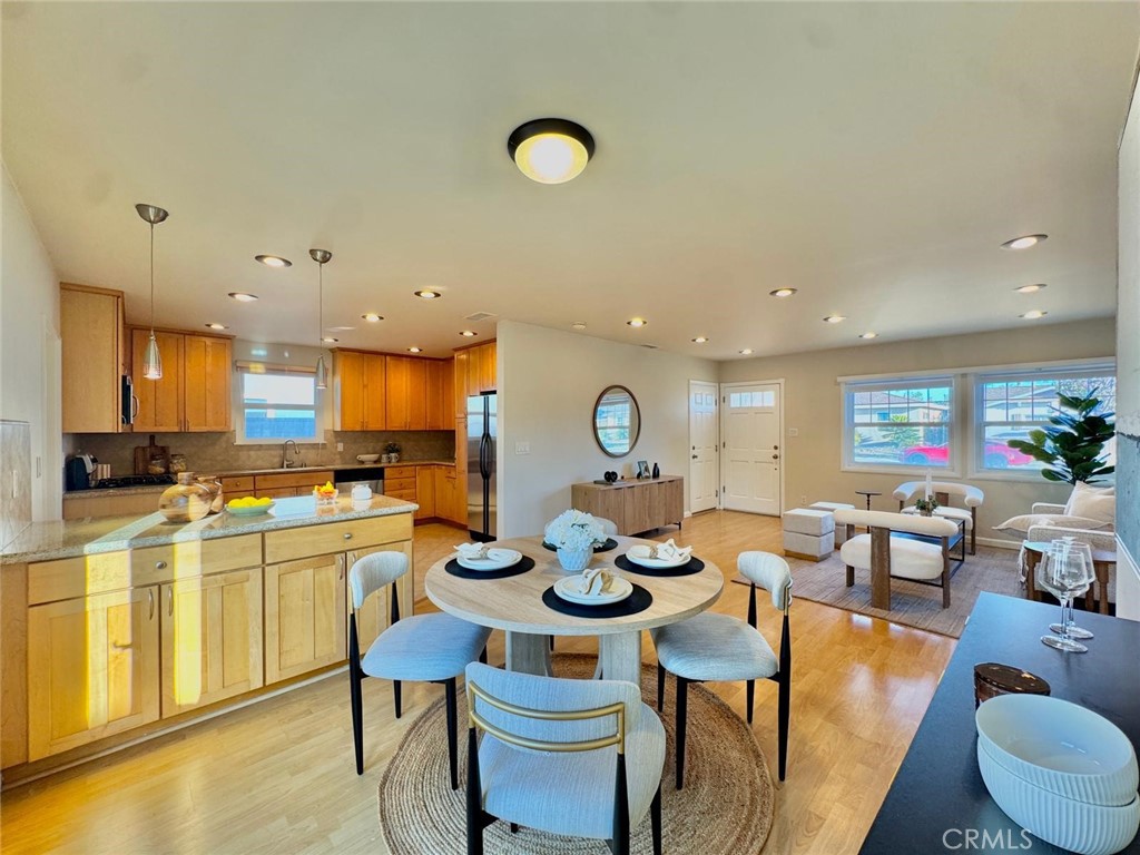 https://media.crmls.org/medias/733e589c-066e-496b-8342-5cef2553c940.jpg?preset=X-Large