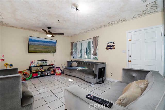 7545 White Oak Avenue, Reseda CA: https://media.crmls.org/medias/734564d1-434a-4066-b41e-66cb55048e4c.jpg