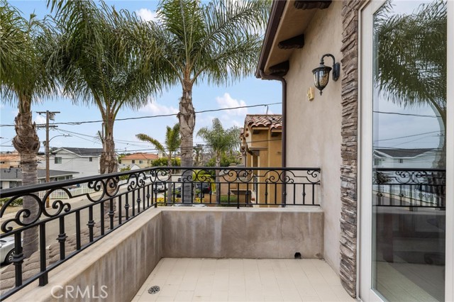 2012 Robinson Street, Redondo Beach, California 90278, 5 Bedrooms Bedrooms, ,4 BathroomsBathrooms,Single Family Residence,For Sale,Robinson,SB24107690