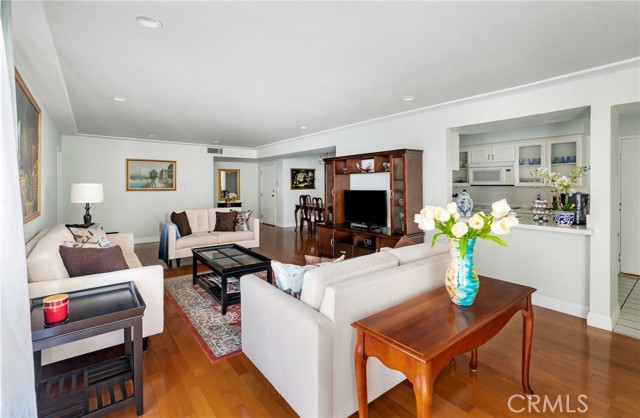 Detail Gallery Image 5 of 28 For 5050 Coldwater Canyon Ave #207,  Sherman Oaks,  CA 91423 - 3 Beds | 2 Baths