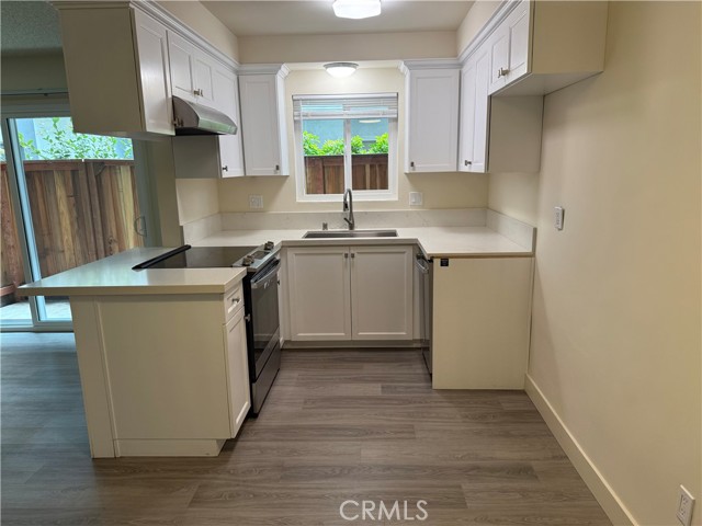 Detail Gallery Image 4 of 8 For 2210 Clark Ln #2,  Redondo Beach,  CA 90278 - 2 Beds | 2 Baths