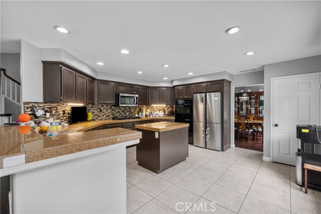 Detail Gallery Image 8 of 40 For 26426 Cardinal Dr, Canyon Country,  CA 91387 - 5 Beds | 4 Baths