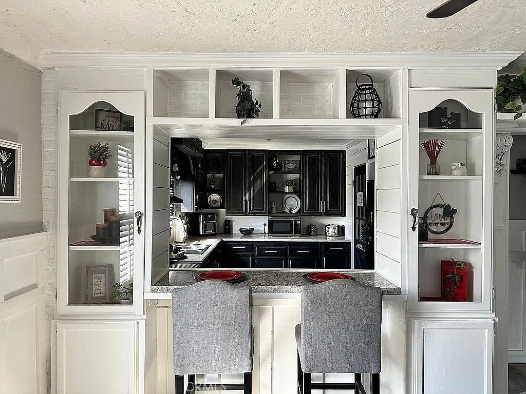 https://media.crmls.org/medias/734cdf96-83d8-4f1e-b983-87f37e686b7d.jpg?preset=X-Large