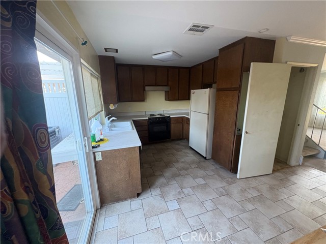 Detail Gallery Image 5 of 7 For 200 Carriage Dr #B, Santa Ana,  CA 92707 - 3 Beds | 1/1 Baths