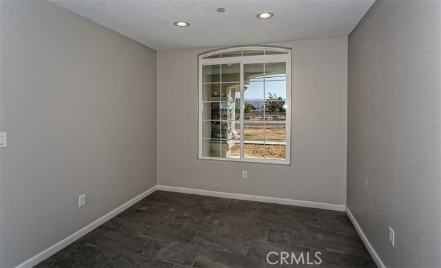 Detail Gallery Image 10 of 25 For 13033 Casco Rd, Apple Valley,  CA 92345 - 4 Beds | 2/1 Baths