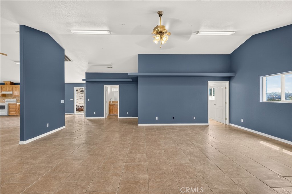 https://media.crmls.org/medias/73518021-3897-4dc2-9c99-7947c376edf2.jpg?preset=X-Large