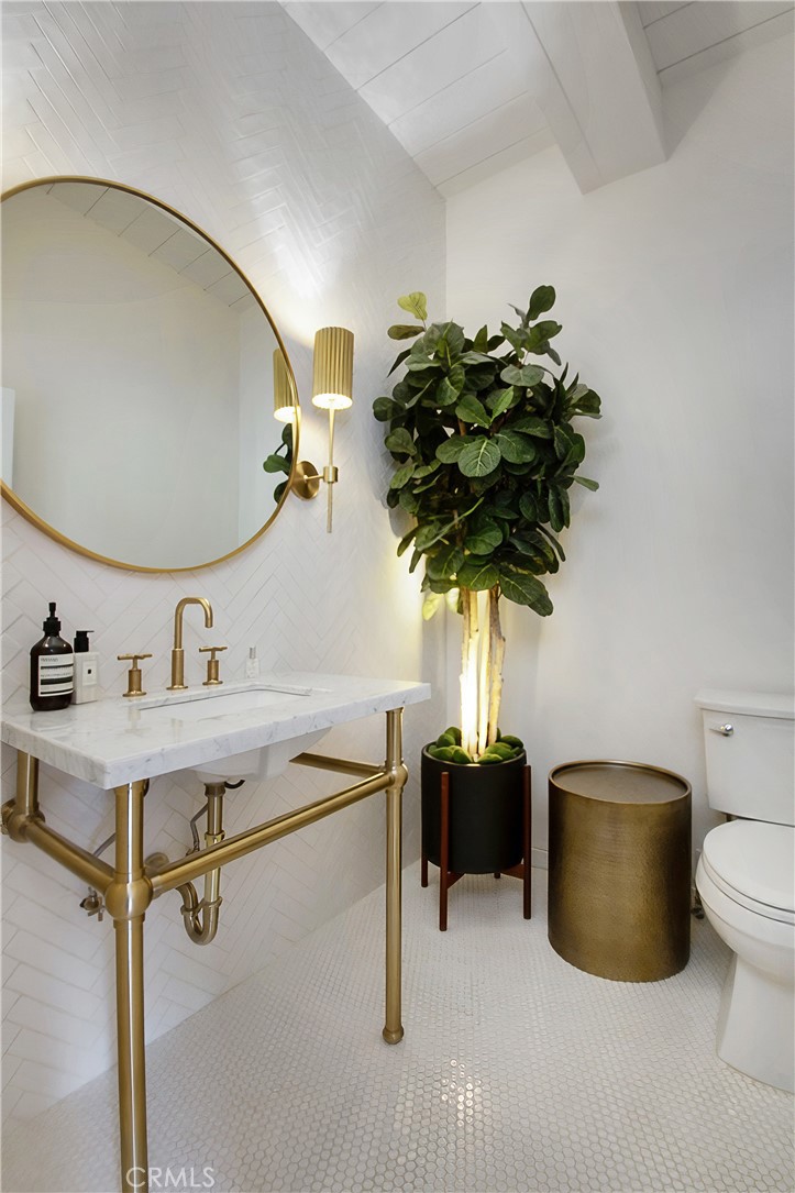 https://media.crmls.org/medias/7352b5d2-76c8-4262-ae79-b4d987a33555.jpg?preset=X-Large