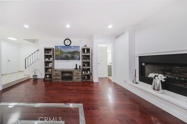 Detail Gallery Image 7 of 39 For 9775 via Roma, Burbank,  CA 91504 - 2 Beds | 3 Baths