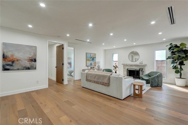 Detail Gallery Image 2 of 49 For 6852 6854 Atoll Avenue, North Hollywood,  CA 91605 - 4 Beds | 4 Baths