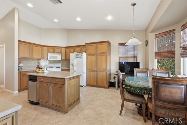 21268 Chardonnay, Apple Valley CA: https://media.crmls.org/medias/73583cac-99f0-46f6-adba-2027c813a152.jpg