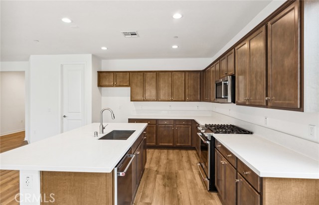 Detail Gallery Image 10 of 26 For 4180 Larchwood Ln, Lake Elsinore,  CA 92530 - 3 Beds | 2 Baths