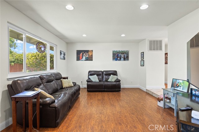 Detail Gallery Image 4 of 39 For 63 Our Way, Chico,  CA 95973 - 3 Beds | 2/1 Baths
