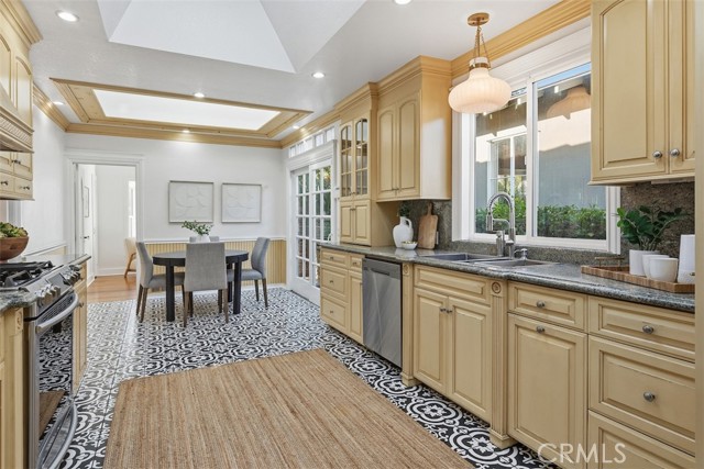 Detail Gallery Image 10 of 41 For 266 Park Ave, Long Beach,  CA 90803 - 4 Beds | 2 Baths